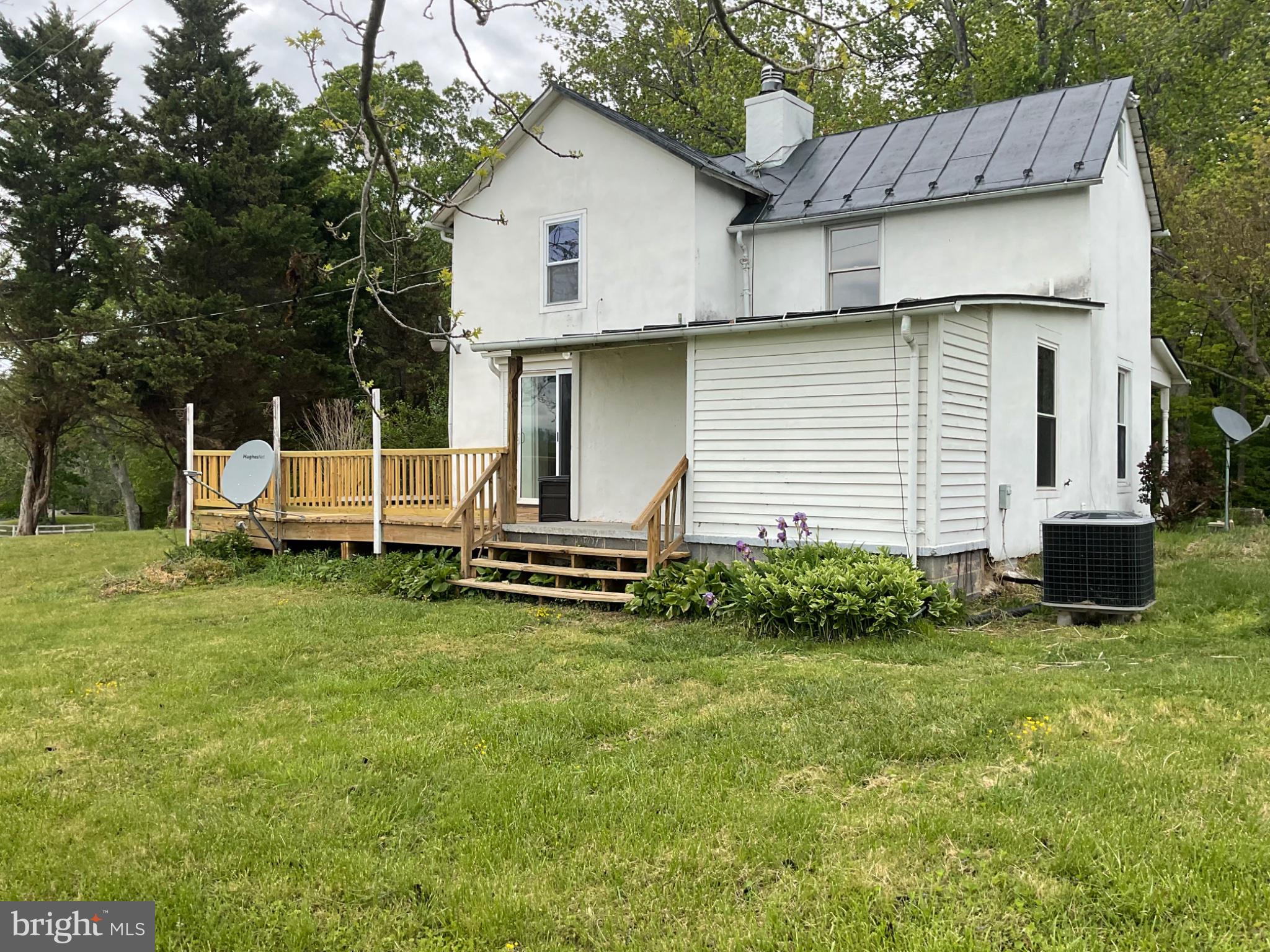 a view of back yard of the house