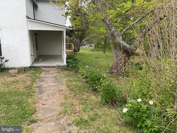 $2,300 | 6774 Leeds Manor Road, Marshall, VA 20115