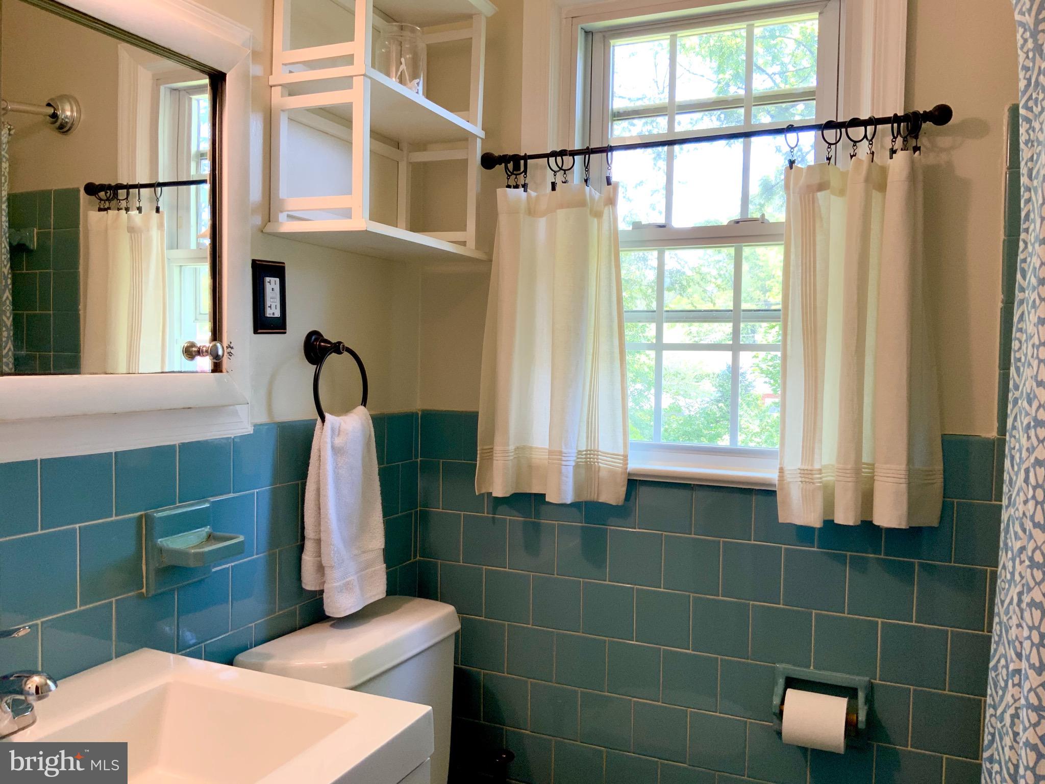 2818 West George Mason Road Falls Church, VA 22042 - Photo 15 of 20 Second upstairs full bath...
