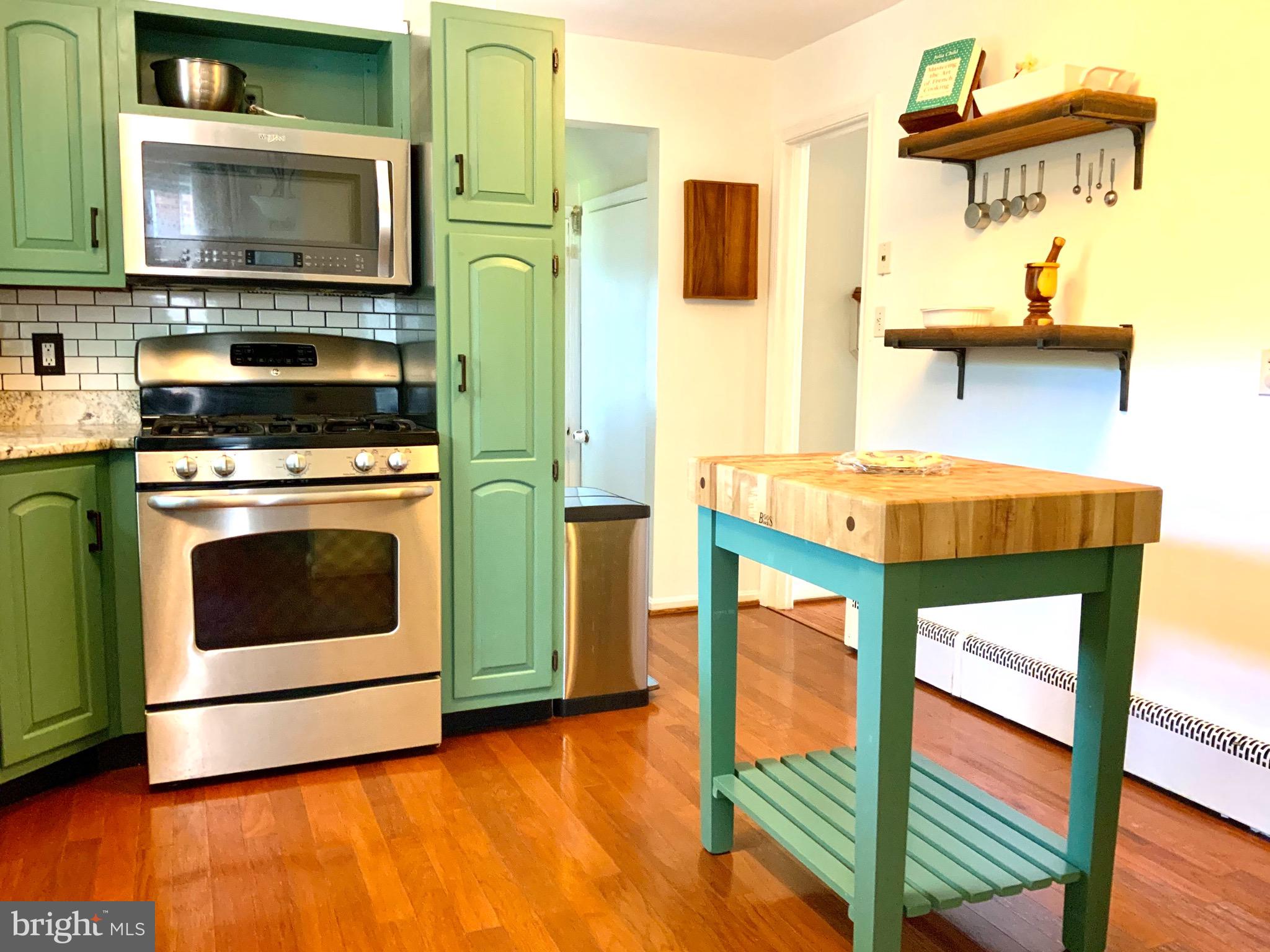 Kitchen w/ granite counter tops & gas cooking...
