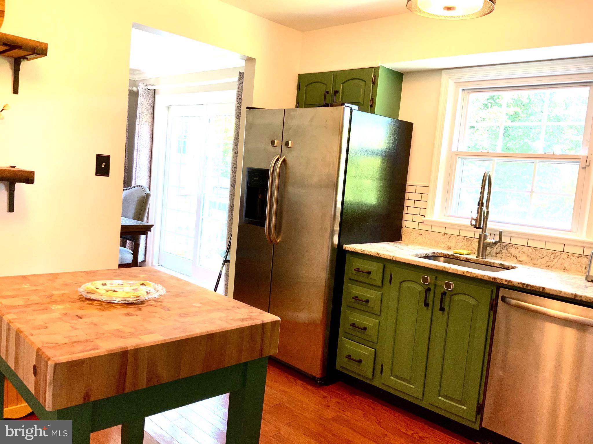 Add’l kitchen view...