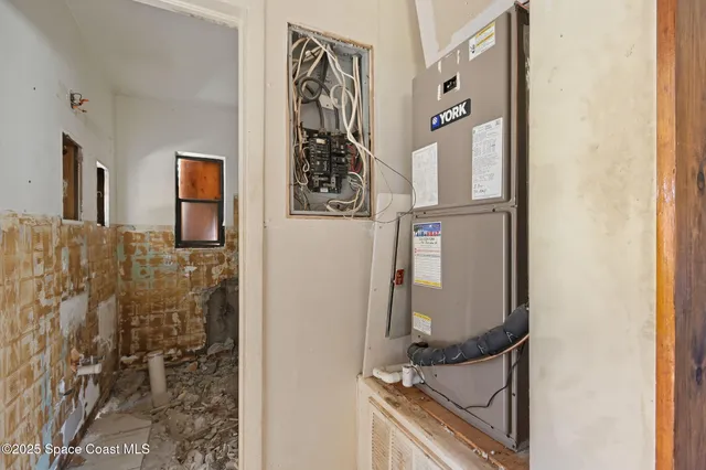 a view of a house with backyard