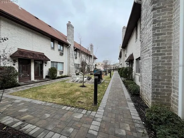 $3,250 | 42 Sintsink Drive East, Unit 4, Port Washington, NY 11050