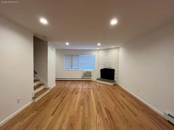$3,250 | 42 Sintsink Drive East, Unit 4, Port Washington, NY 11050