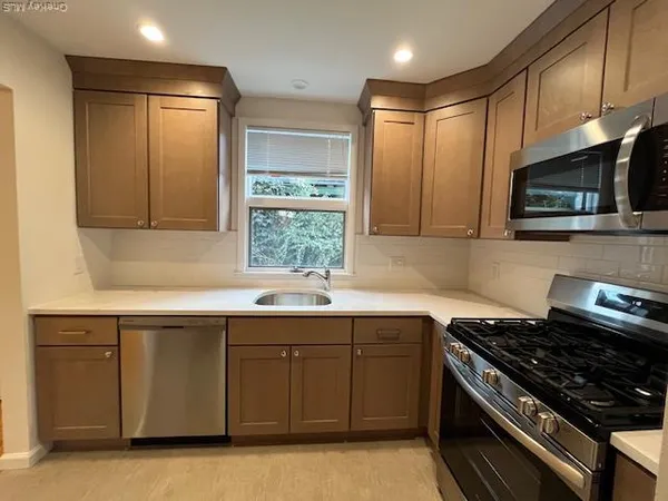 $3,250 | 42 Sintsink Drive East, Unit 4, Port Washington, NY 11050