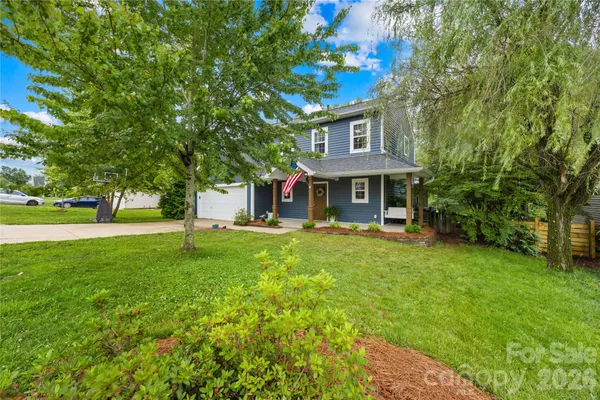 a view of a house with a backyard
