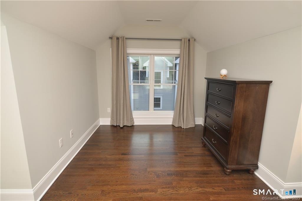 115-71 Colonial Road Stamford, CT 06906 - Photo 13 of 29 Enjoy the quiet sitting area