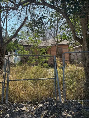 $9,300 | 606 Nebraska Street, Robstown, TX 78380