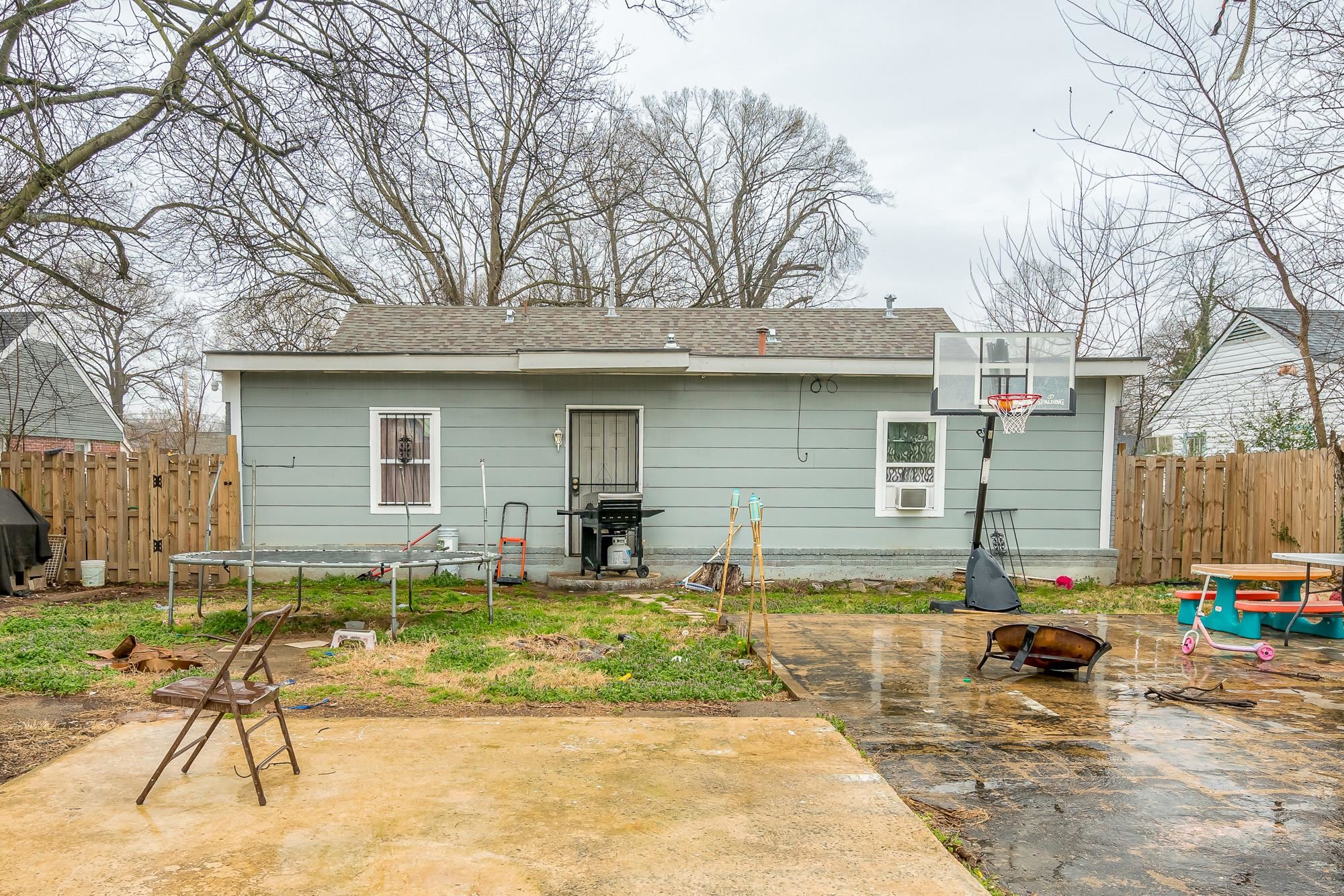 2941 North Radford Road Memphis, TN 38114 - Photo 24 of 25 a backyard of a house with table and chairs