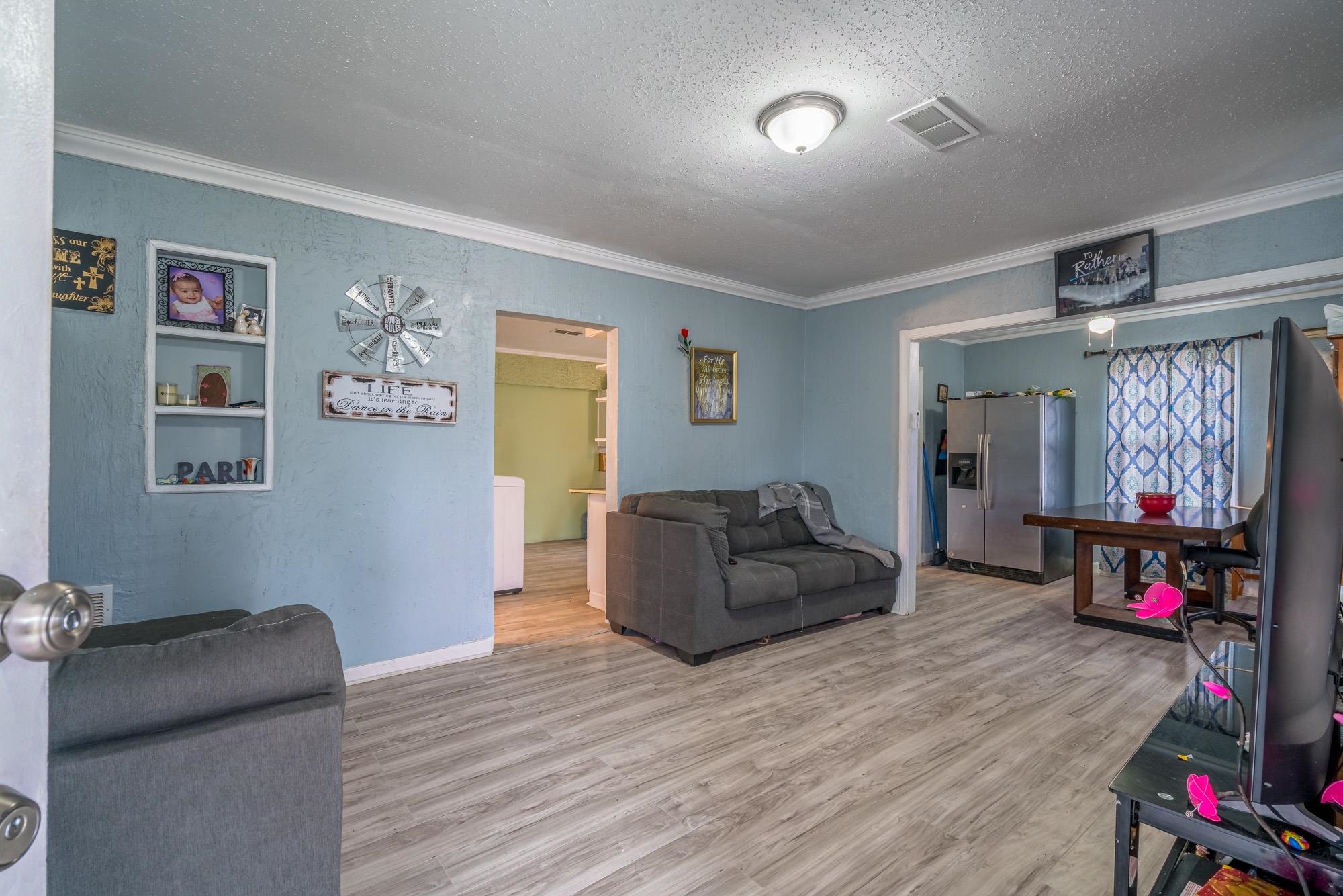 2941 North Radford Road Memphis, TN 38114 - Photo 4 of 25 a living room with furniture and a flat screen tv