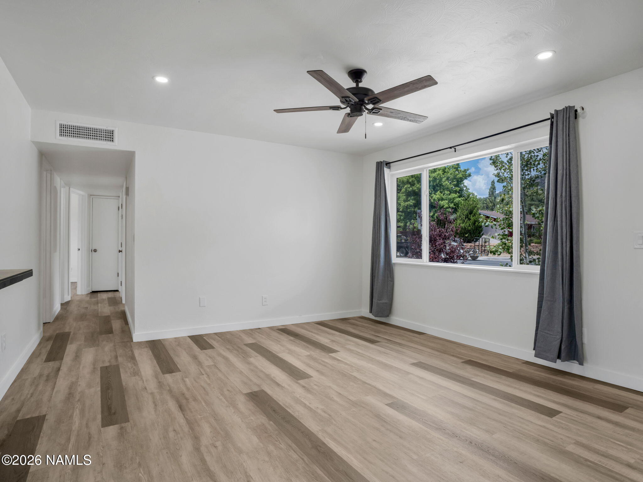 2719 East Lockett Road Flagstaff, AZ 86004 - Photo 10 of 39 Living Room
