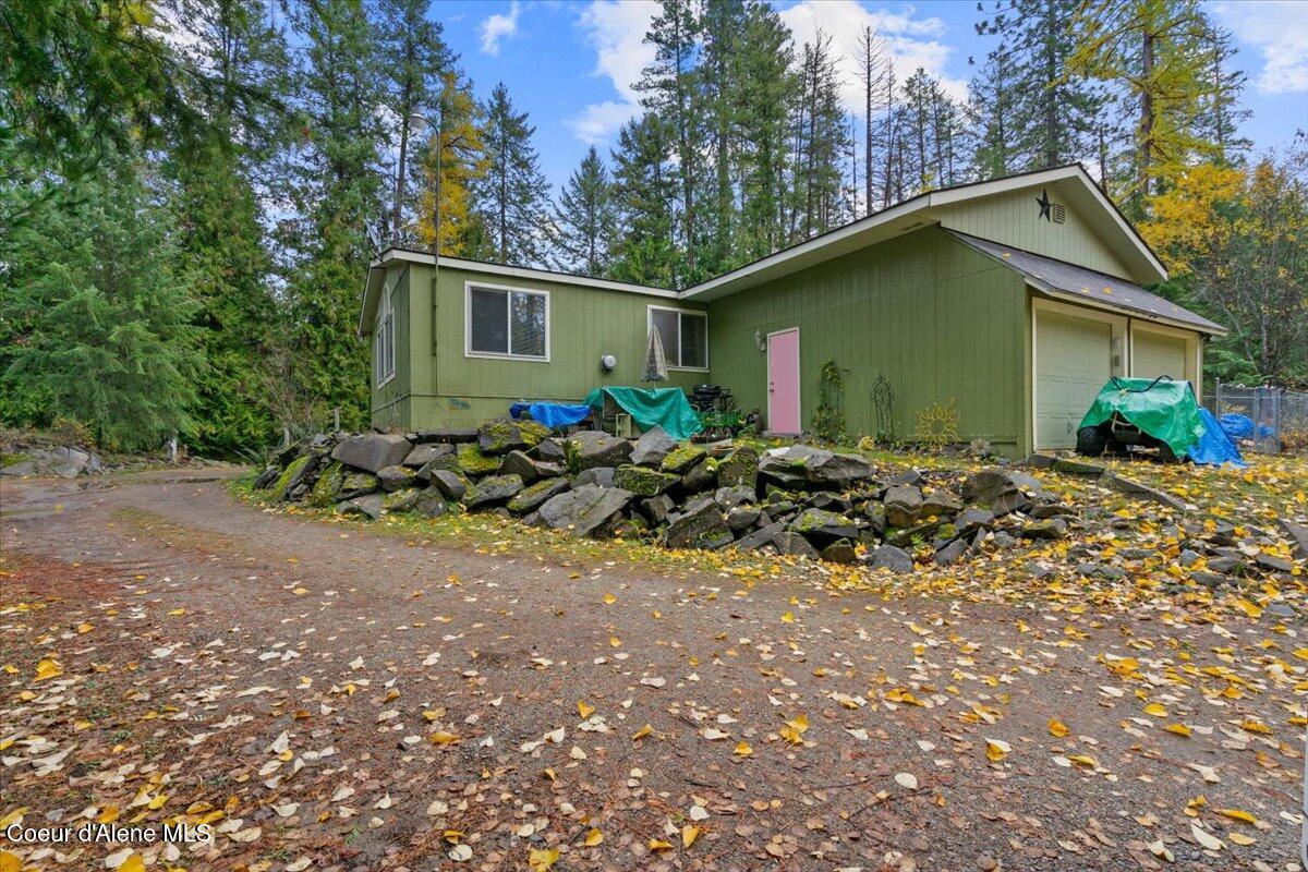 9864 Bottle Bay Road Sagle, ID 83860 - Photo 31 of 35 31-Front of home