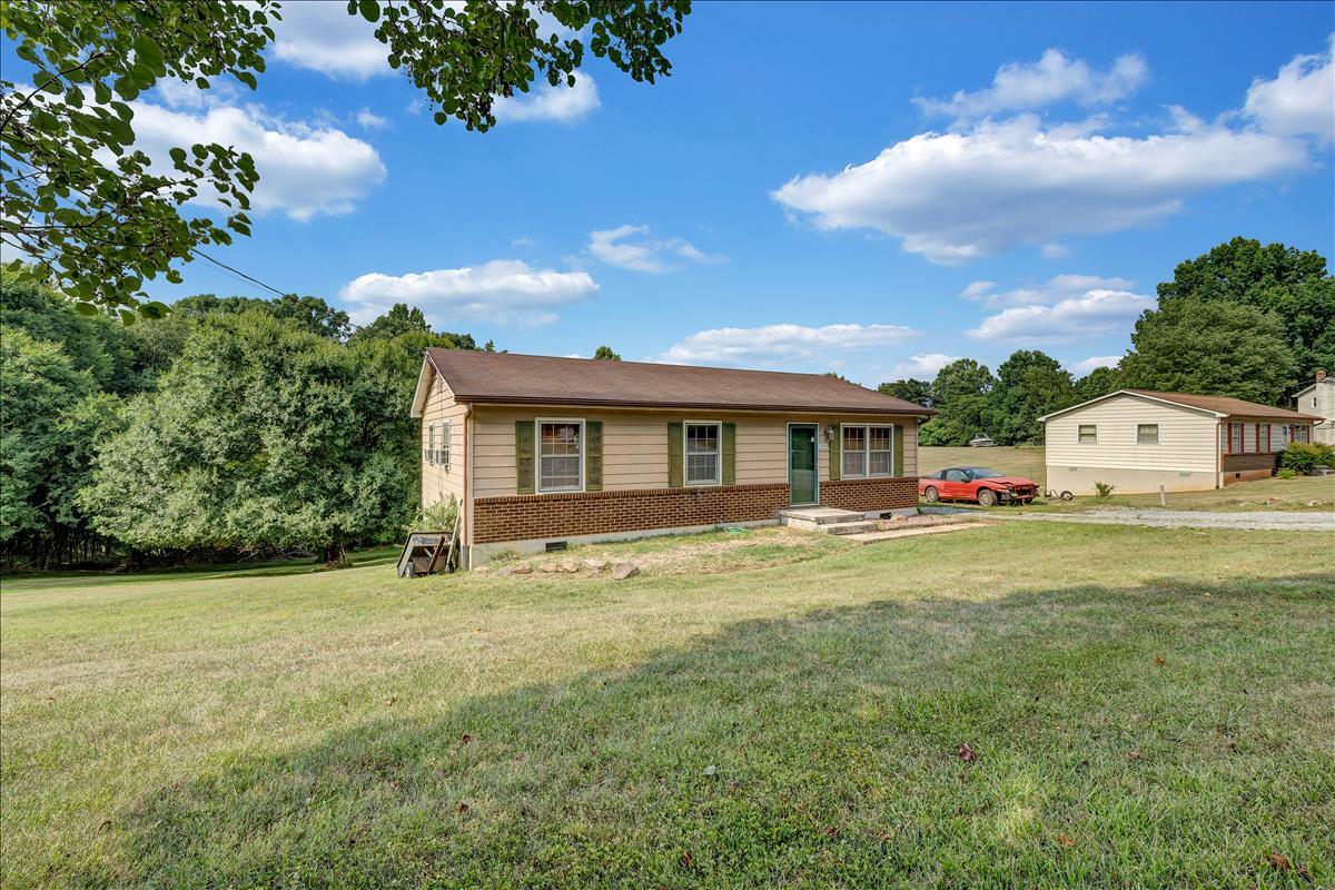 3892 Pitzer Road Roanoke, VA 24014 - Photo 4 of 18 DSC05247