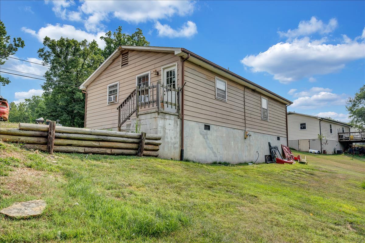 3892 Pitzer Road Roanoke, VA 24014 - Photo 7 of 18 DSC05262