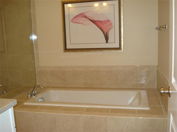 34 Courtyard Place, Unit B Lexington, MA 02420 - Photo 12 of 19 a bathroom with a bathtub