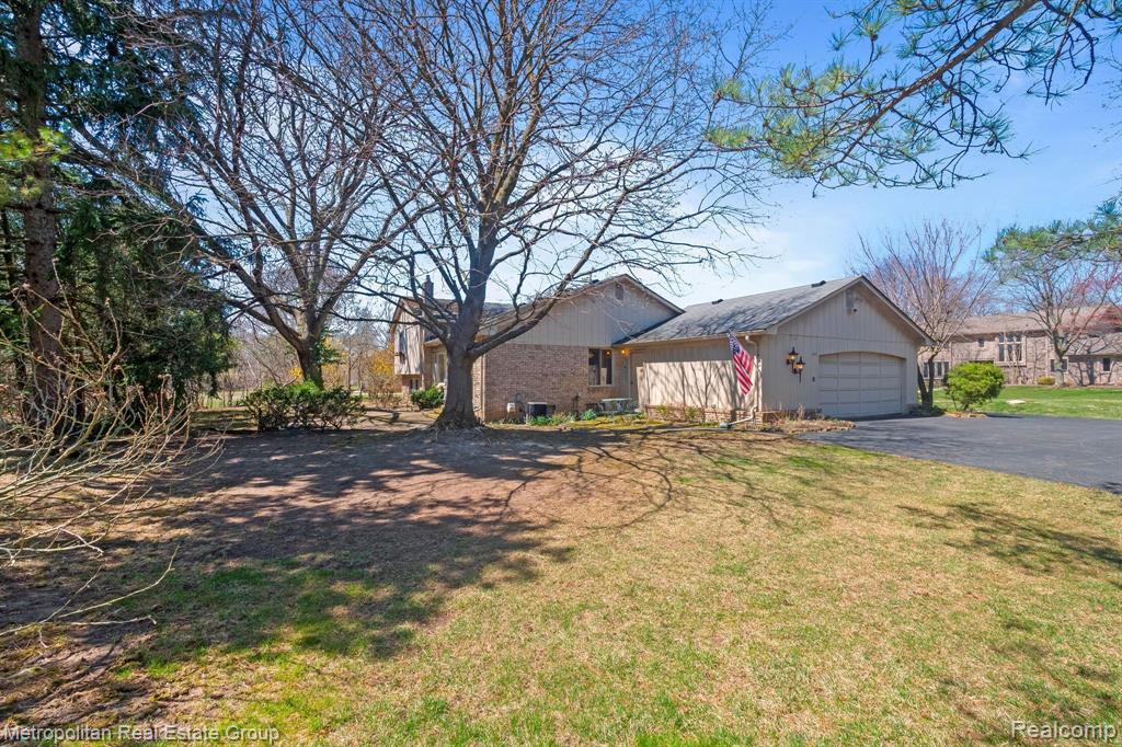 29607 High Valley Road Farmington Hills, MI 48331 - Photo 3 of 27