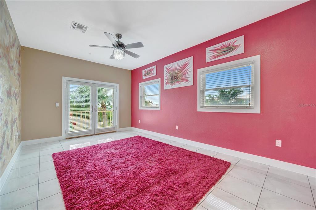 614 Norton Street Longboat Key, FL 34228 - Photo 51 of 71 a big room with windows and closet