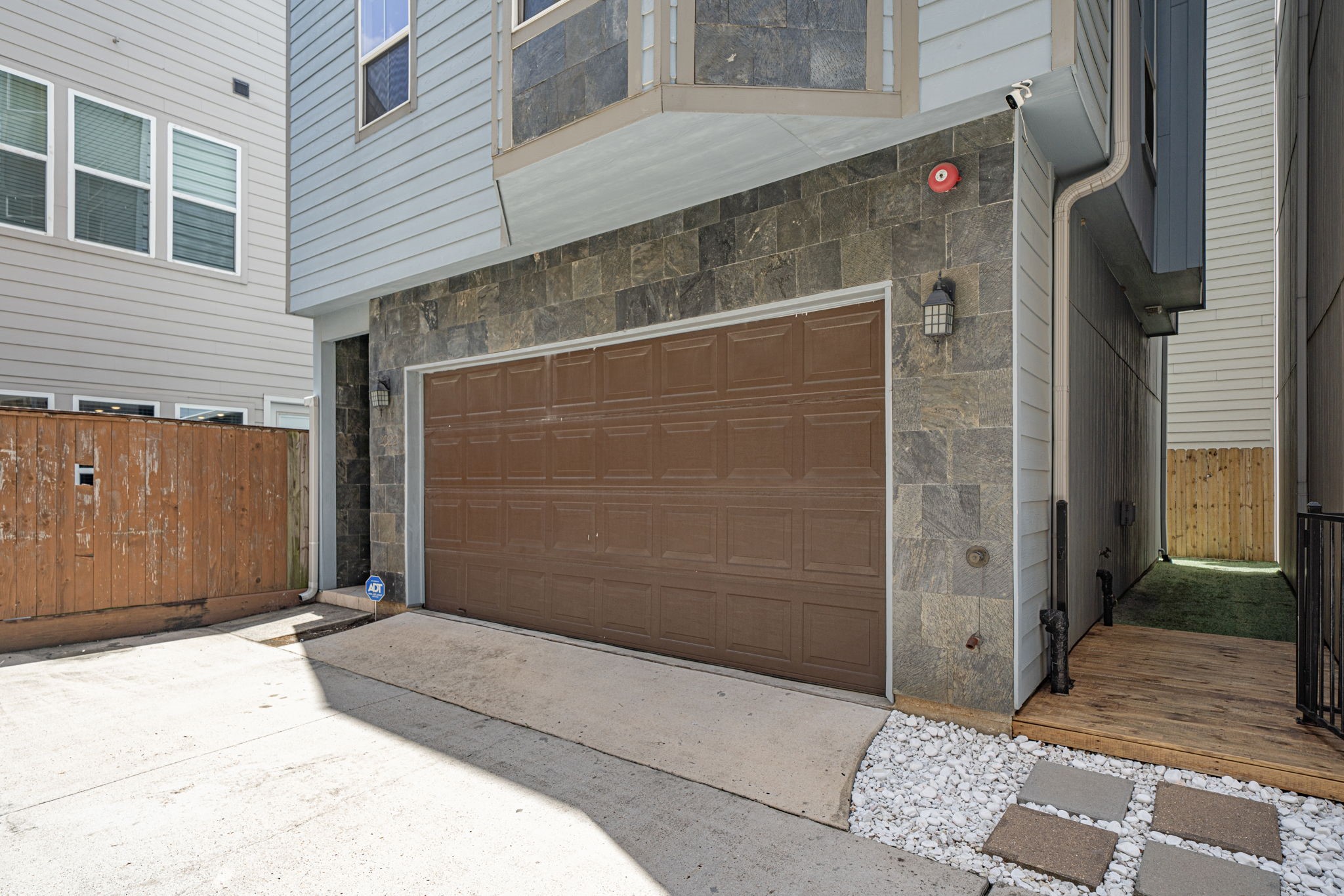 2022 Sabine Street Houston, TX 77007 - Photo 20 of 23 a backyard of a house