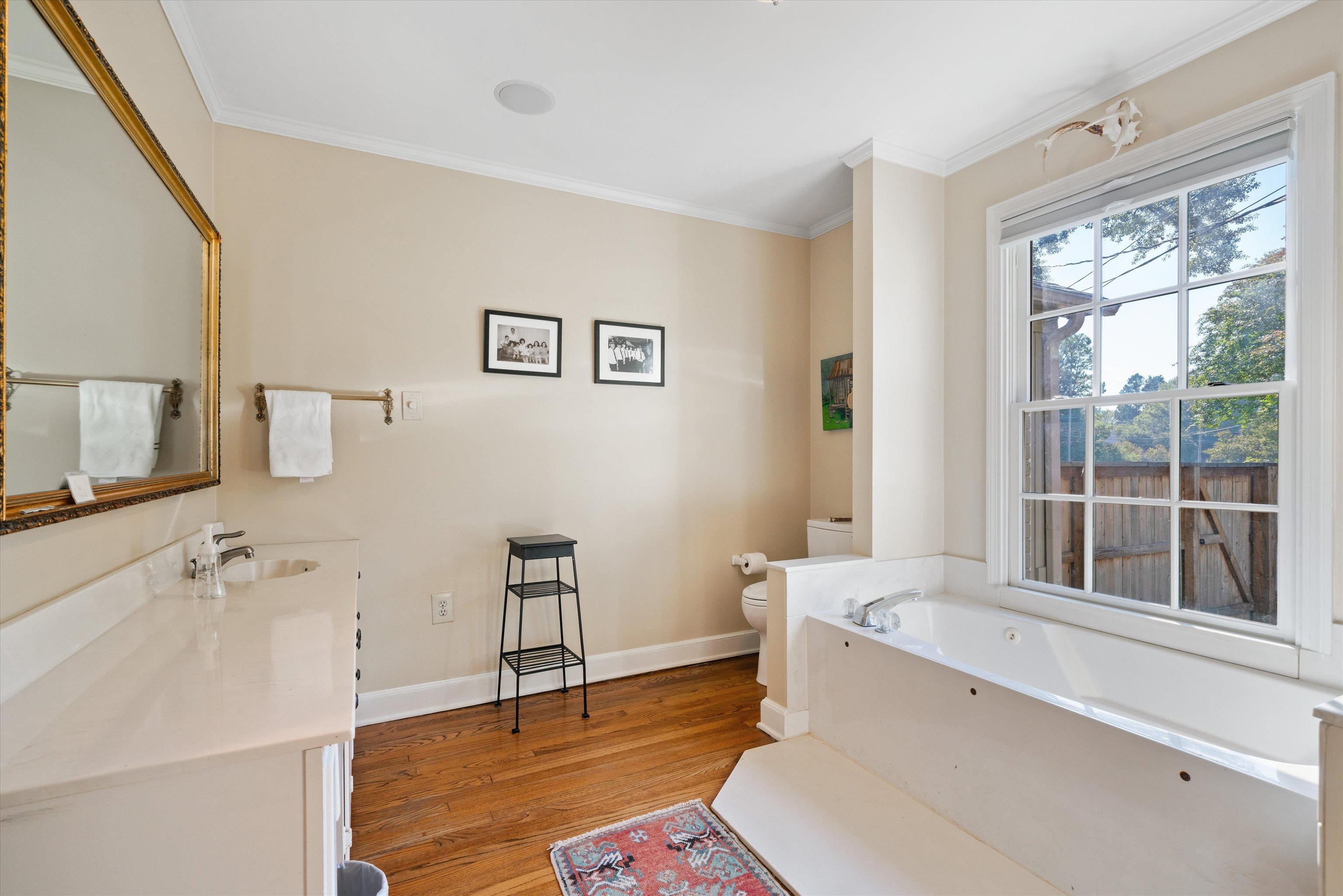567 South Yates Road Memphis, TN 38120 - Photo 14 of 20 a bathroom with a sink a large mirror and a bathtub