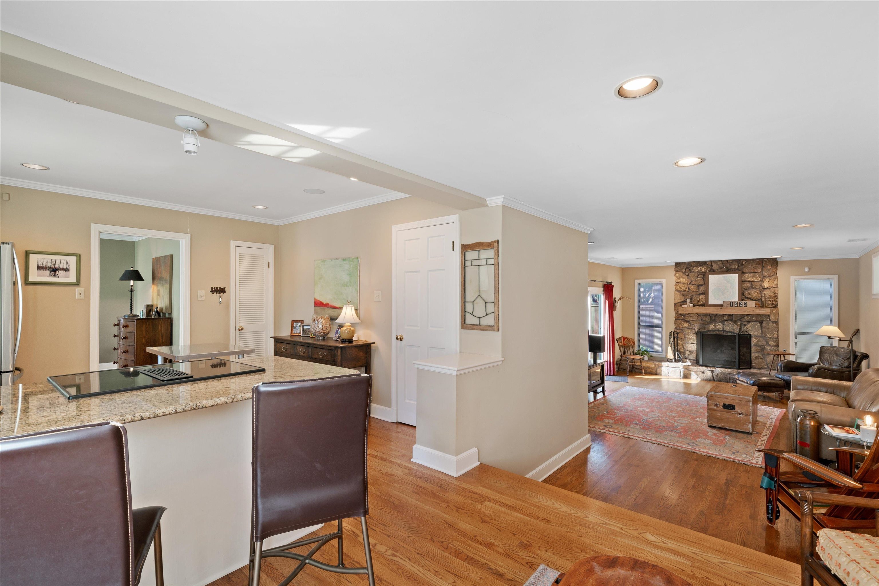 567 South Yates Road Memphis, TN 38120 - Photo 10 of 20 a living room with furniture and a kitchen