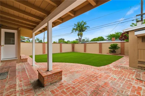 a view of a yard in front of house