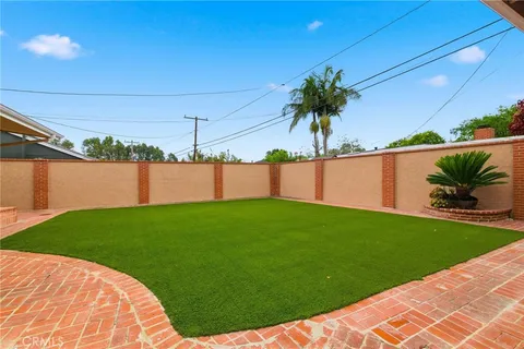 a view of house with garden