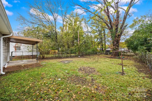 a view of a yard with a house