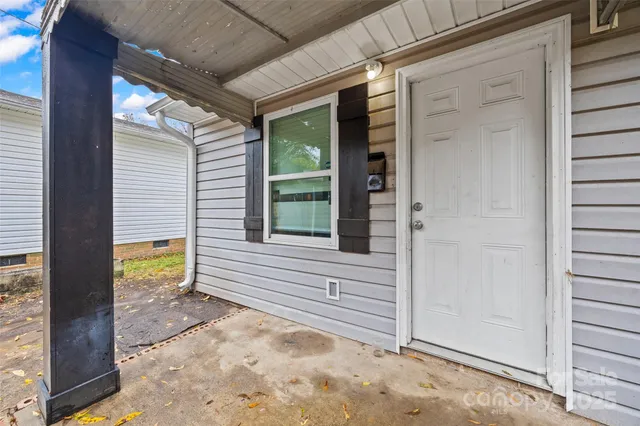a view of a house with backyard and the porch