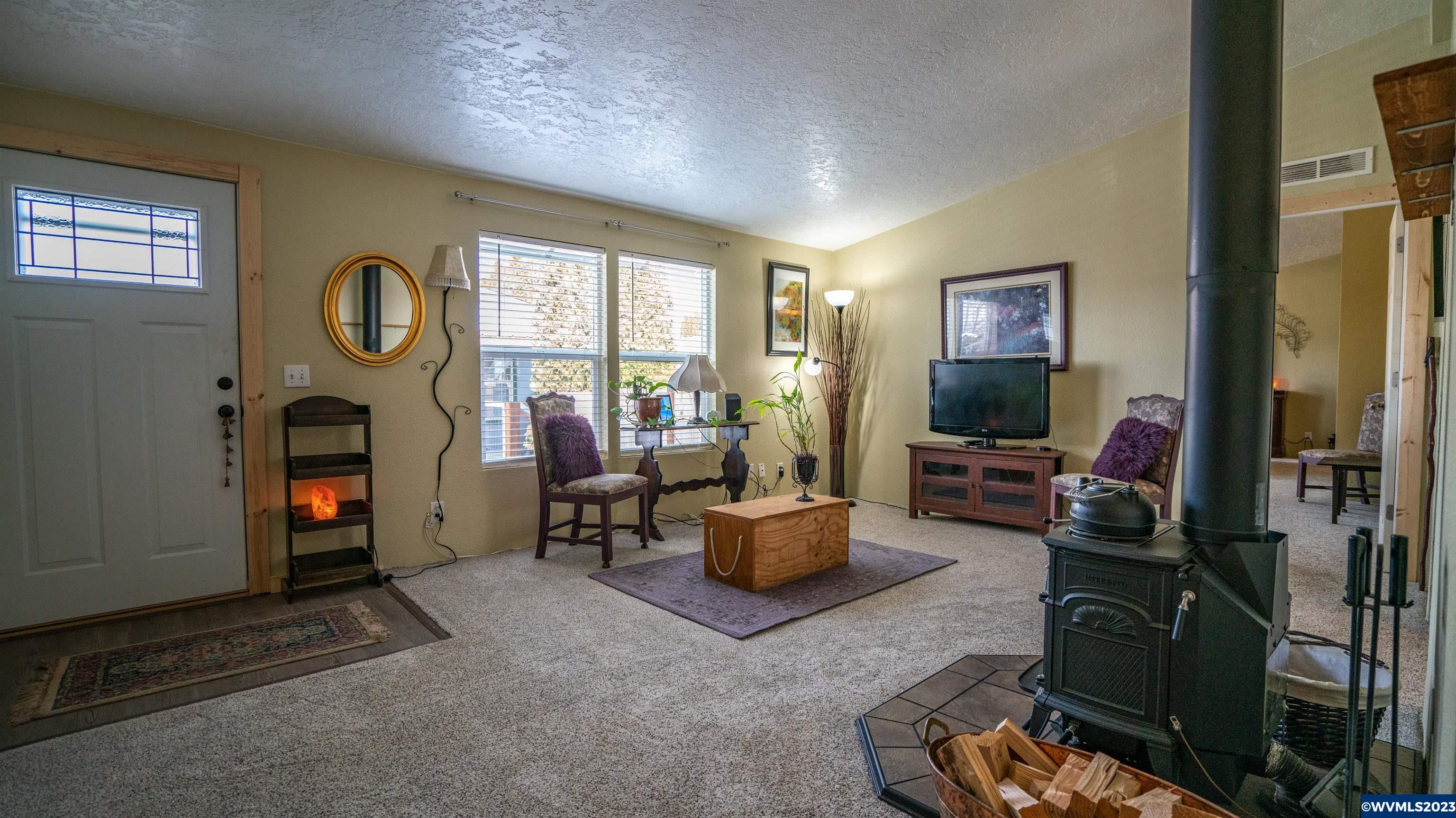 950 Hoffman Road Northeast, Unit 61 Salem, OR 97301 - Photo 3 of 40 a living room with furniture and a flat screen tv