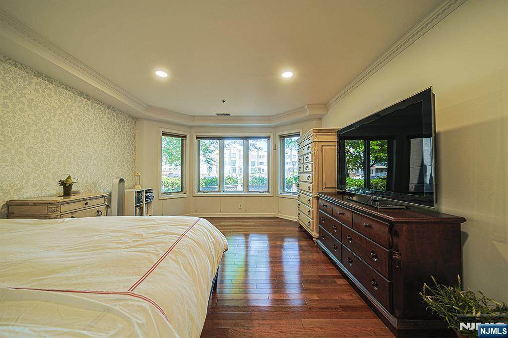 306 Smith Court, Unit R306 Edgewater, NJ 07020 - Photo 16 of 33