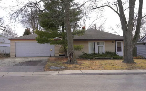 $230,000 | 19 Helm Road, Carpentersville, IL 60110