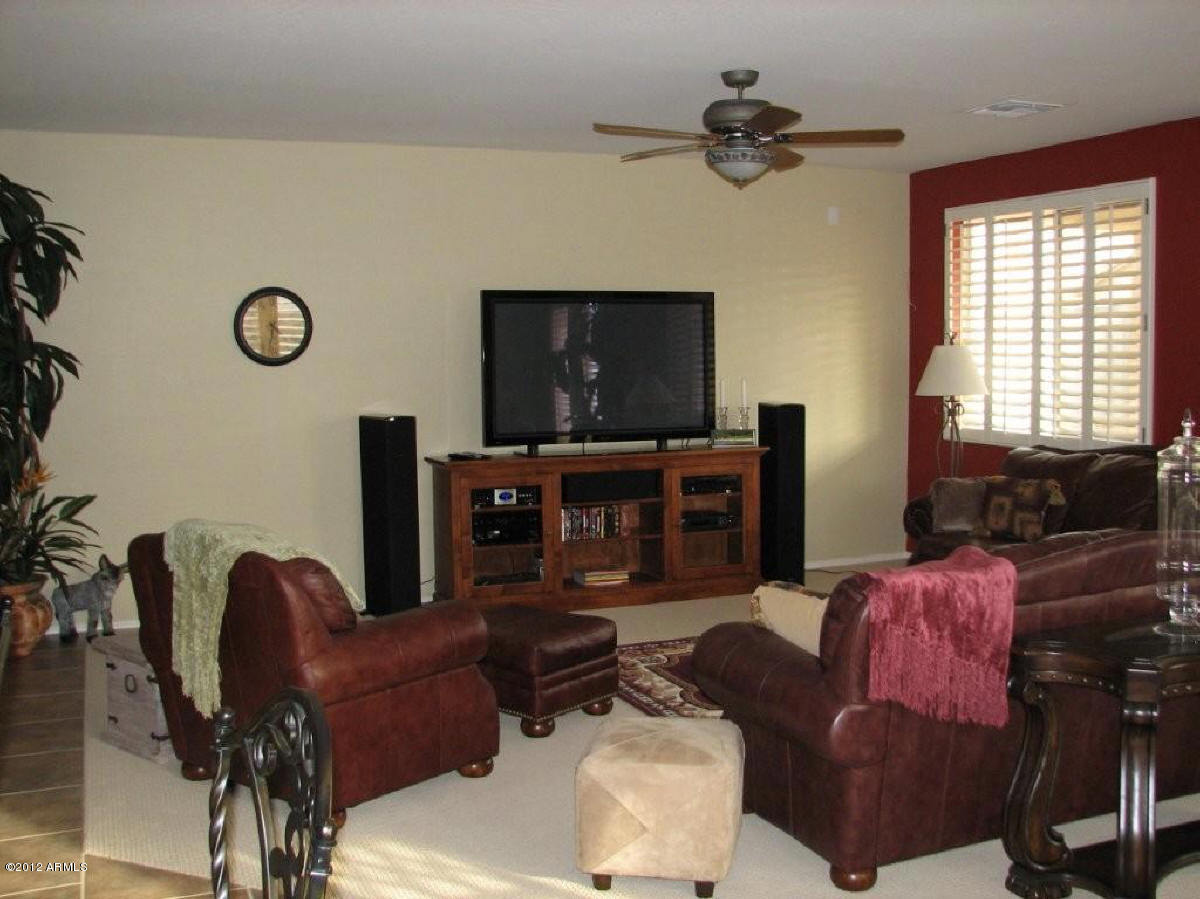 2033 West Maldonado Road Phoenix, AZ 85041 - Photo 19 of 31 Living 2