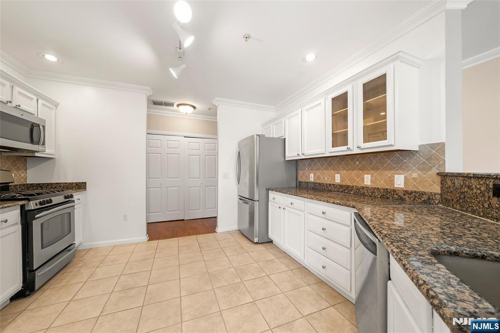 155 The Promenade Edgewater, NJ 07020 - Photo 10 of 26