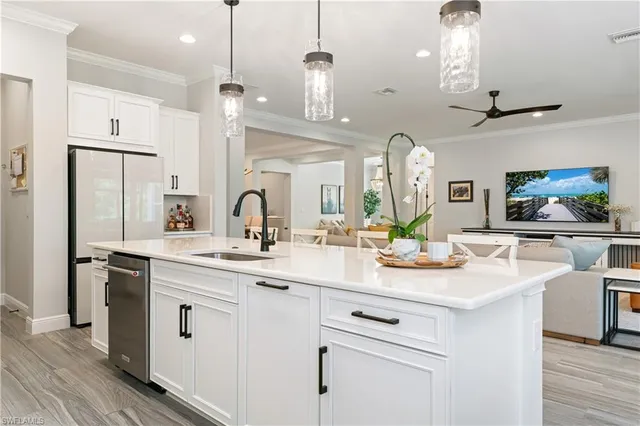 $1,750,000 | 3725 Helmsman Drive, Naples, FL 34120