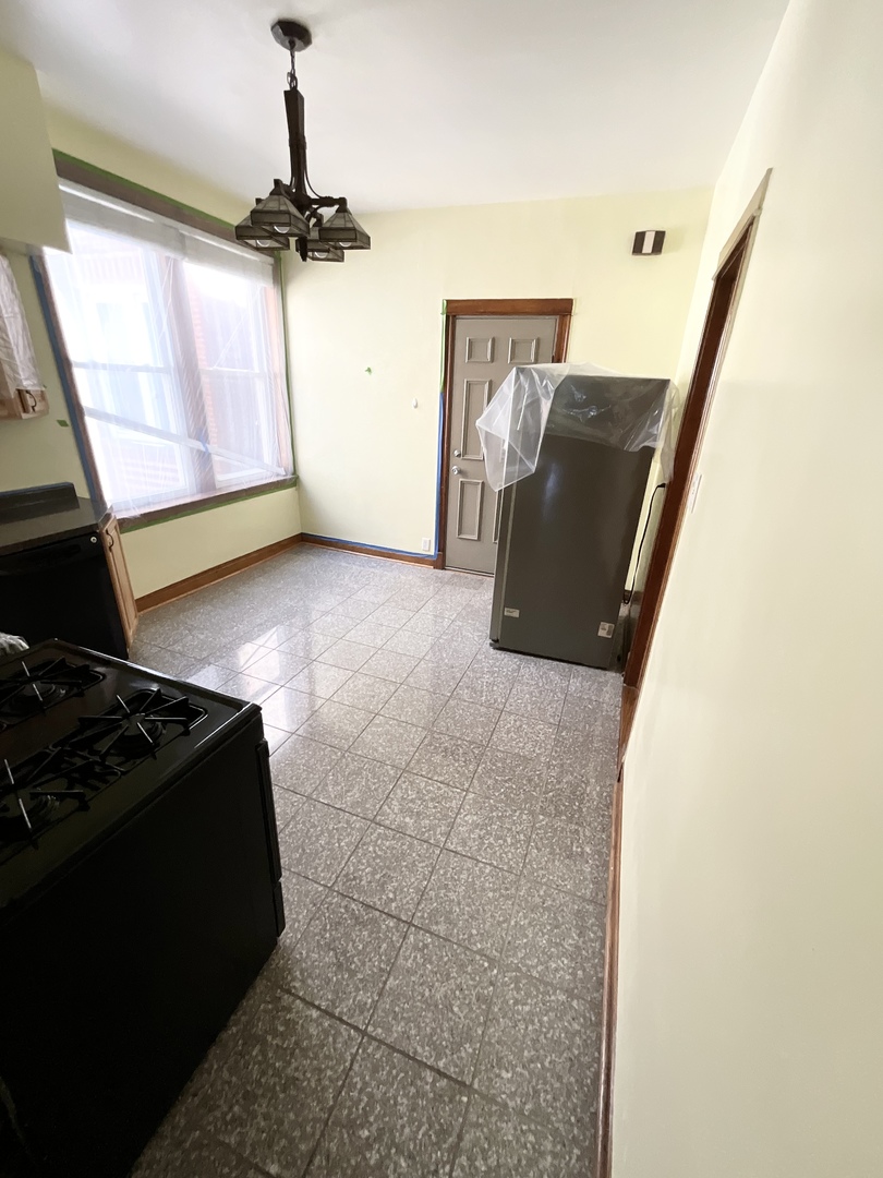 919 North Leavitt Street, Unit 2F Chicago, IL 60622 - Photo 6 of 18 a view of a livingroom with a washer and dryer