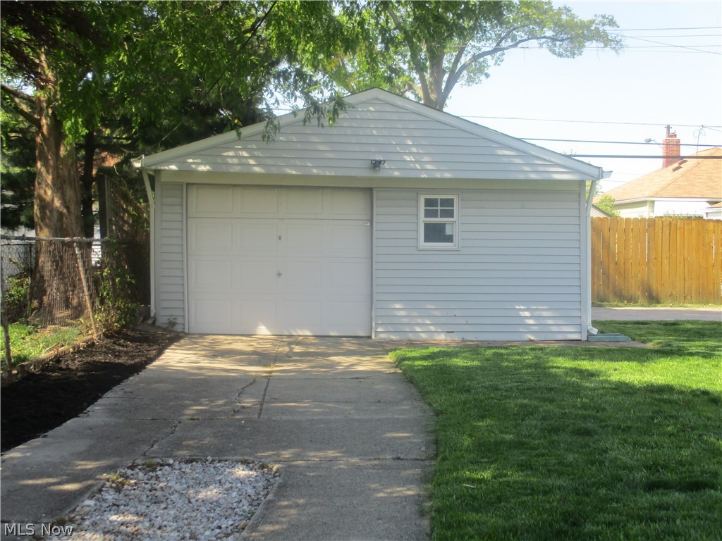 1012 Hillsdale Road Parma, OH 44134 - Photo 5 of 23