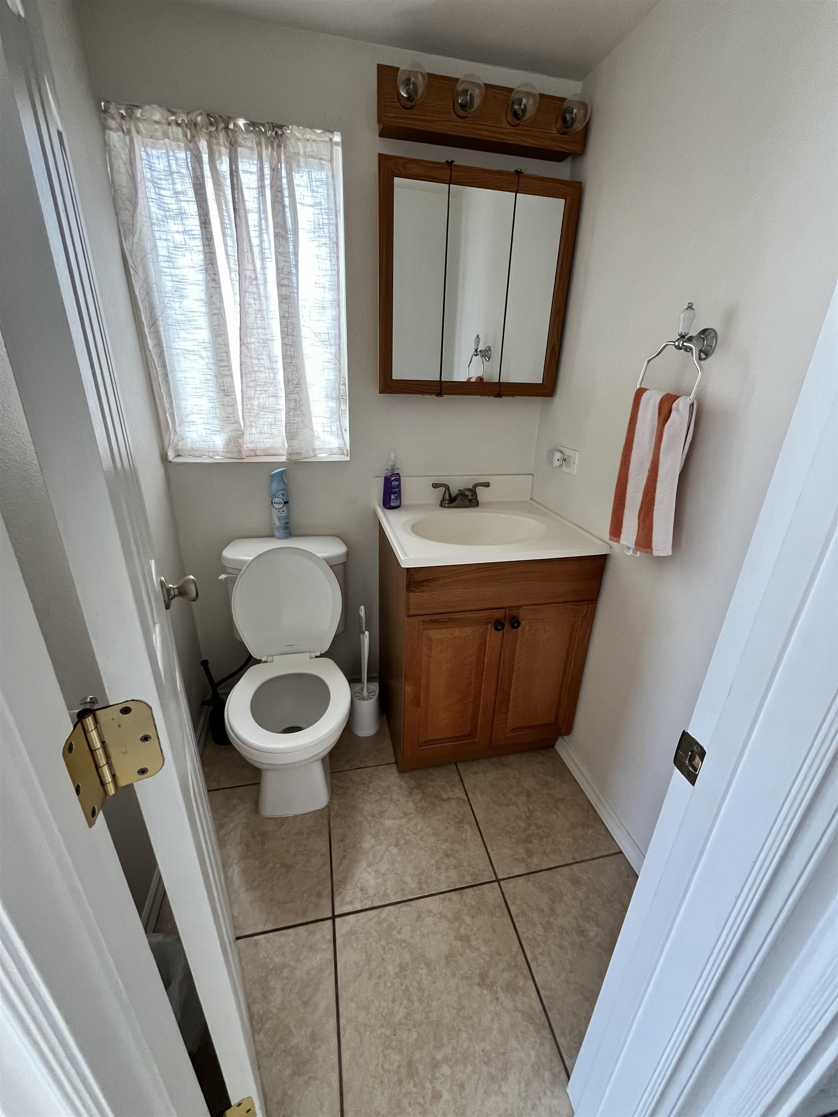 495 Liholiho Street, Unit 204 Wailuku, HI 96793 - Photo 19 of 42 a bathroom with a sink and a mirror
