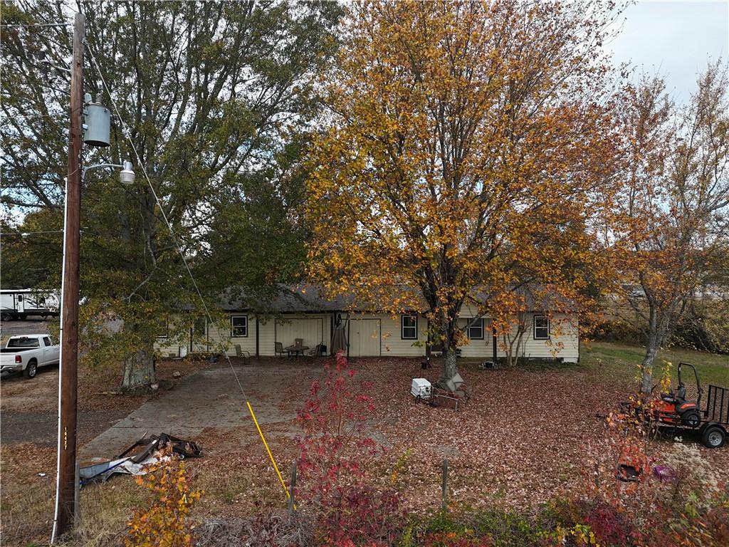 a view of a house with backyard and a tree