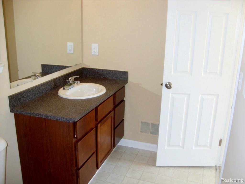 43070 Versailles Road Canton, MI 48187 - Photo 19 of 32 22-master-bath.jpg