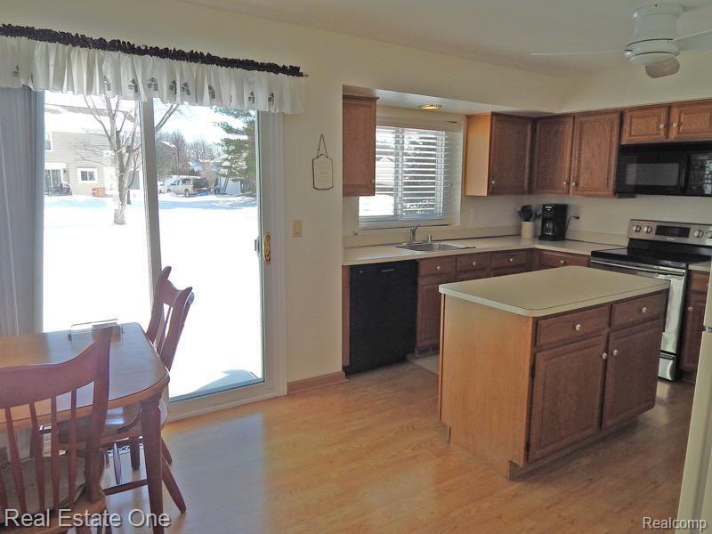2007 Fairfield Drive Rochester, MI 48306 - Photo 5 of 13 Kitchen Walkout