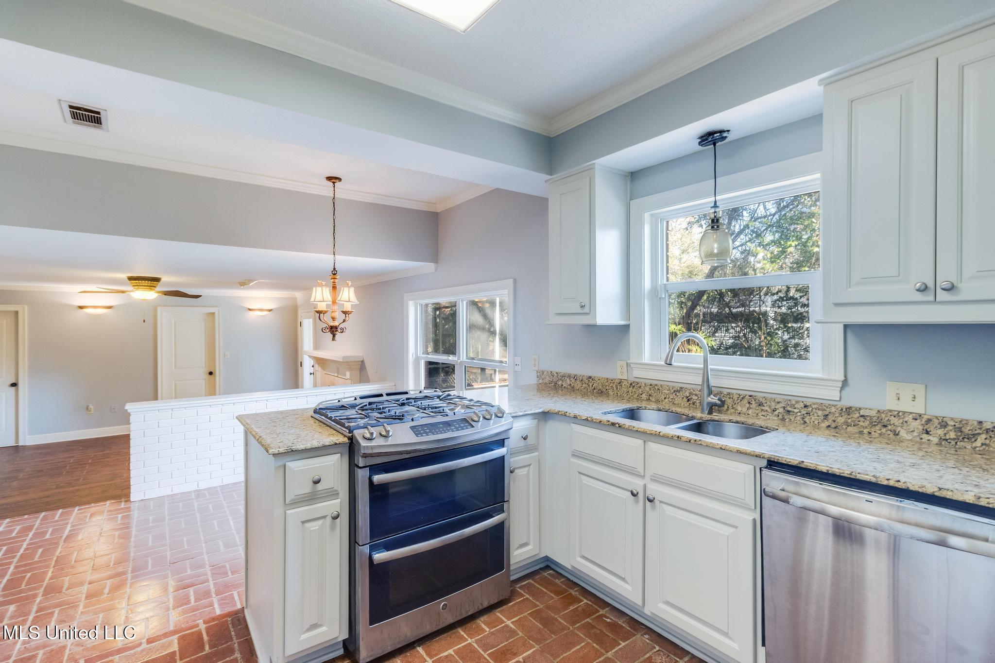 414 Christi Lane Biloxi, MS 39531 - Photo 9 of 33 IMG_5387