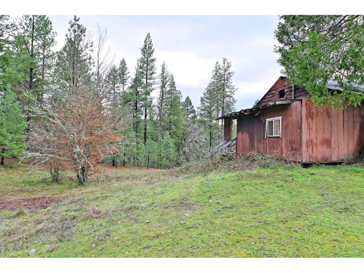 2526 Cobleigh Road Eagle Point, OR 97524 - Photo 8 of 28 Gallery Image 8