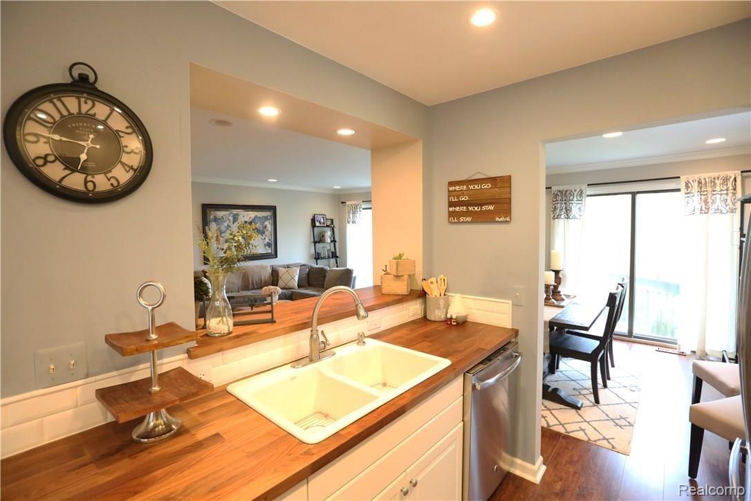 1058 Willow Grove Court Rochester, MI 48307 - Photo 10 of 40 12.JPG