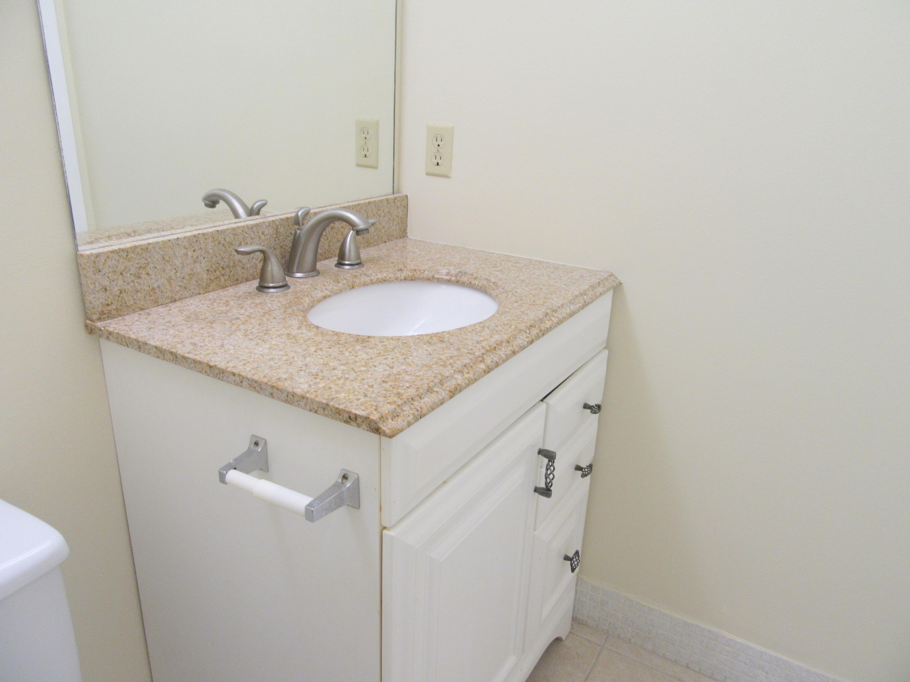 67 Fanshaw B, Unit 670 Boca Raton, FL 33434 - Photo 10 of 12 Half Bath