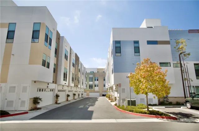 a picture of street with view of building
