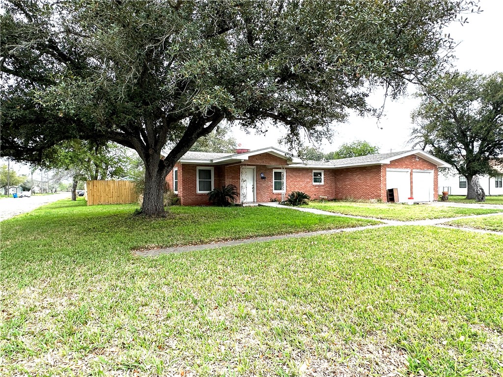 620 East Borden Street Sinton, TX 78387 - Photo 2 of 27