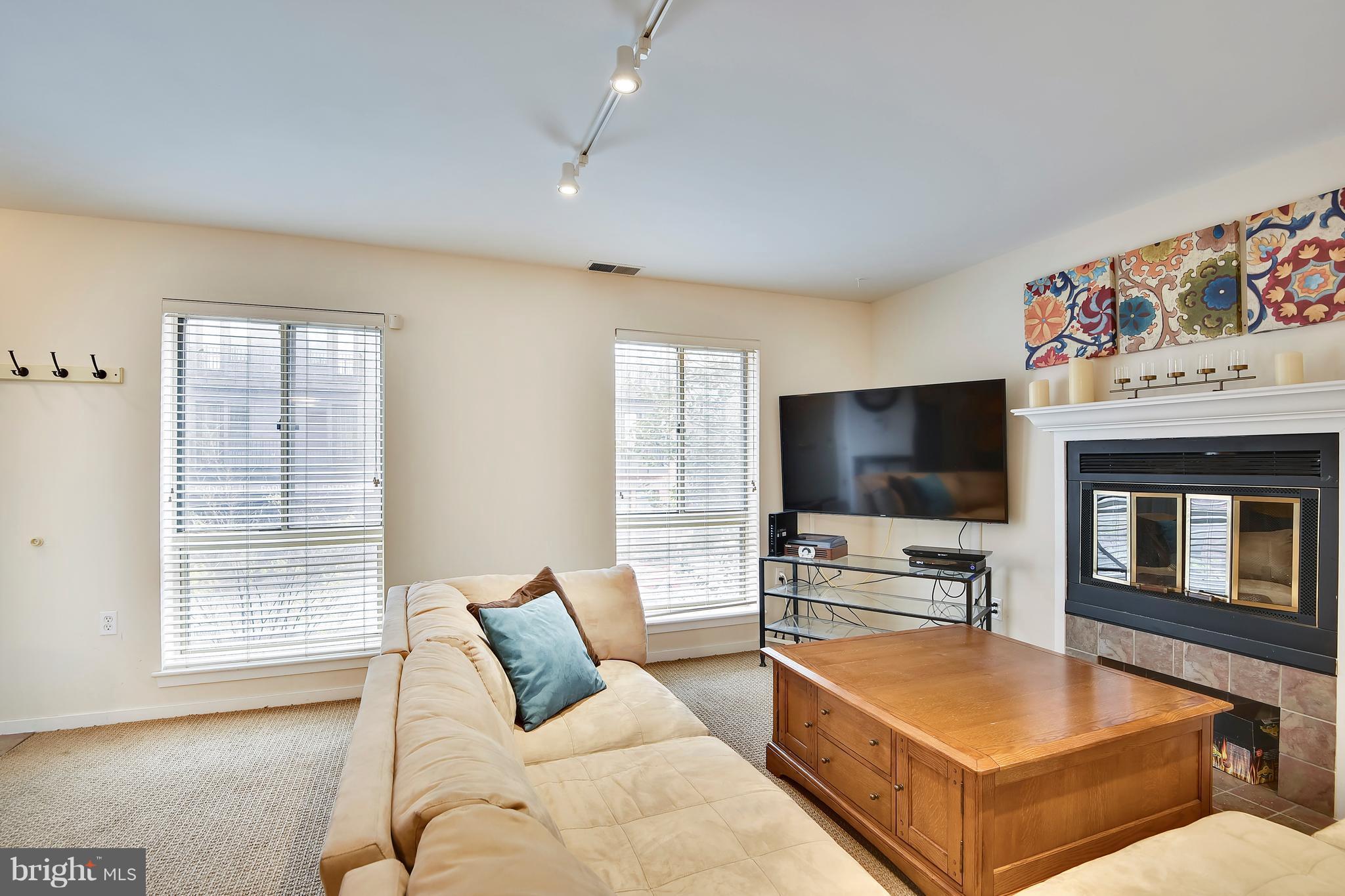 652 Charles Street, Unit R14 Baltimore, MD 21230 - Photo 7 of 26 Living Room