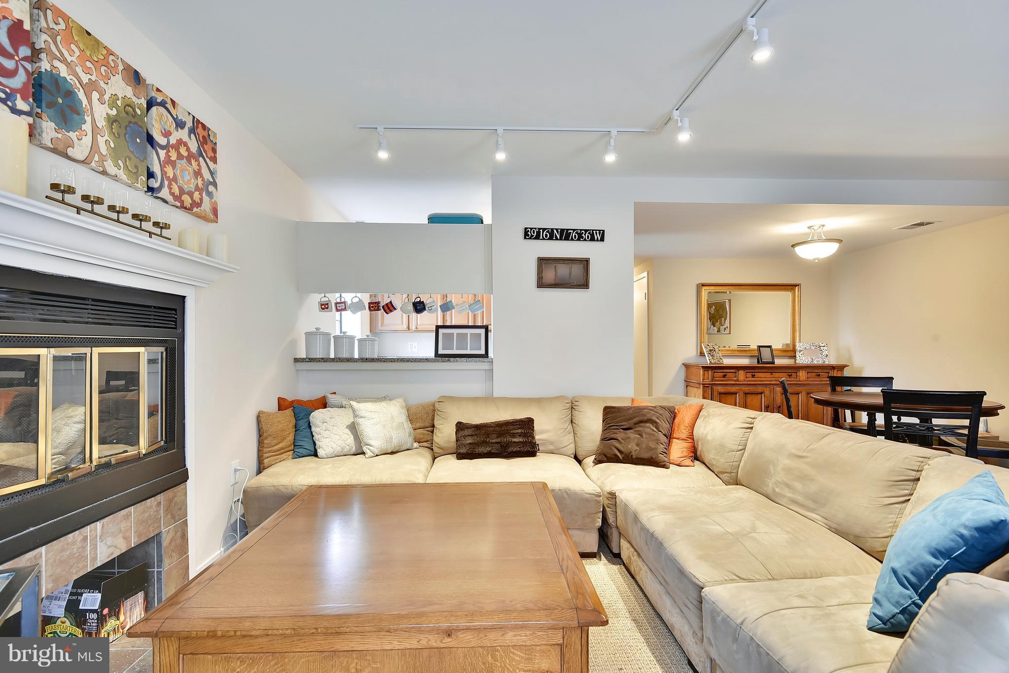 652 Charles Street, Unit R14 Baltimore, MD 21230 - Photo 8 of 26 Living Room