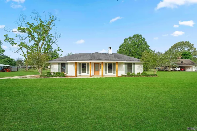 $316,500 | 23045 Elberta Lane, Zachary, LA 70791