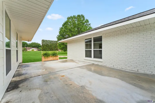 $316,500 | 23045 Elberta Lane, Zachary, LA 70791